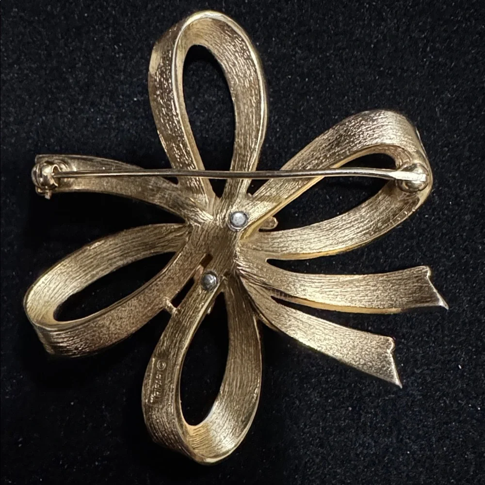 Crown Trifari Chic Black and White‎ with gold Bow Brooch